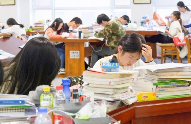 大多实体书店濒临倒闭,可这家小书店运用免费模式,年收入超百万