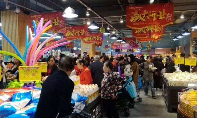 大多实体书店濒临倒闭,可这家小书店运用免费模式,年收入超百万