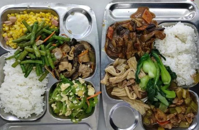 郑州一学校被曝给学生吃冻碎肉 教职工却吃新鲜肉！