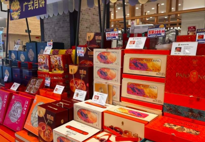 超市正在对月饼打折促销