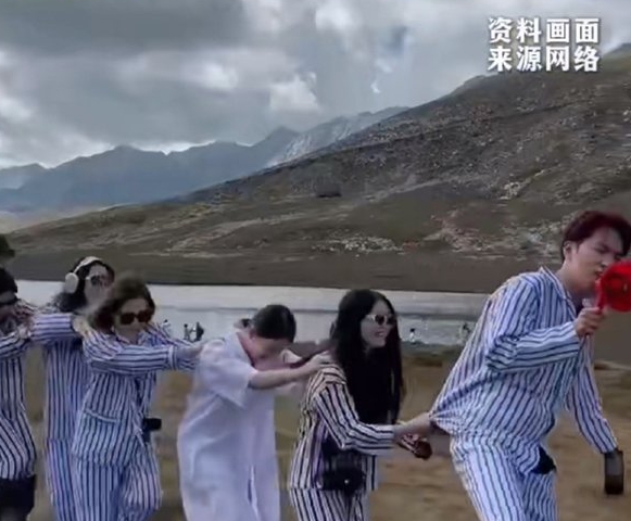 国庆出游的打工人搜爆病号服：国庆疯游新风尚