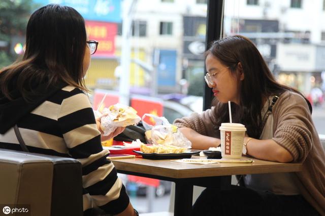 餐饮店的朋友圈就是“线上门脸”,这样发圈,才会生意火爆