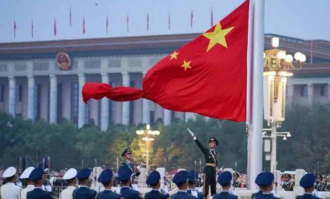 国旗升至旗杆顶端