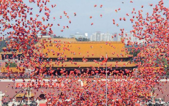 天安门广场放飞和平鸽和气球，我爱你中国！