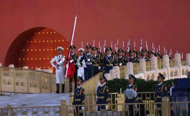 国旗护卫队步伐坚定