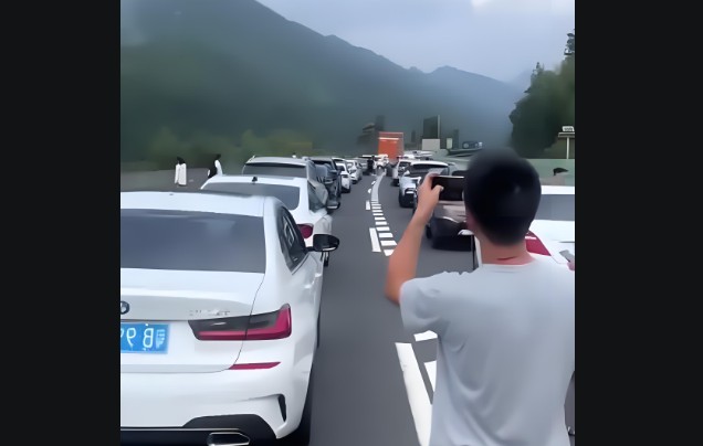 假期提前出发的已经被堵在路上，你能猜到大家都猜到了