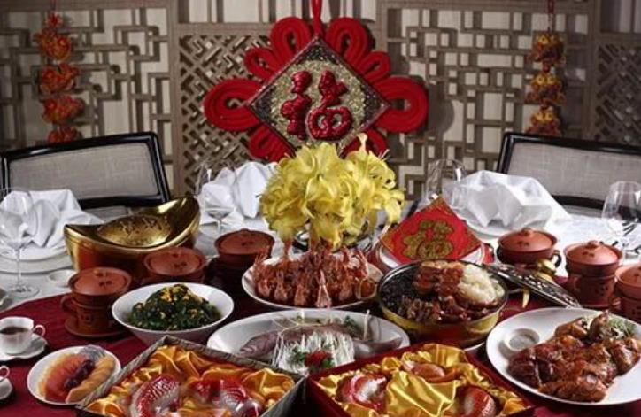 杭州已有人提前开吃年夜饭：家庭团聚新风尚