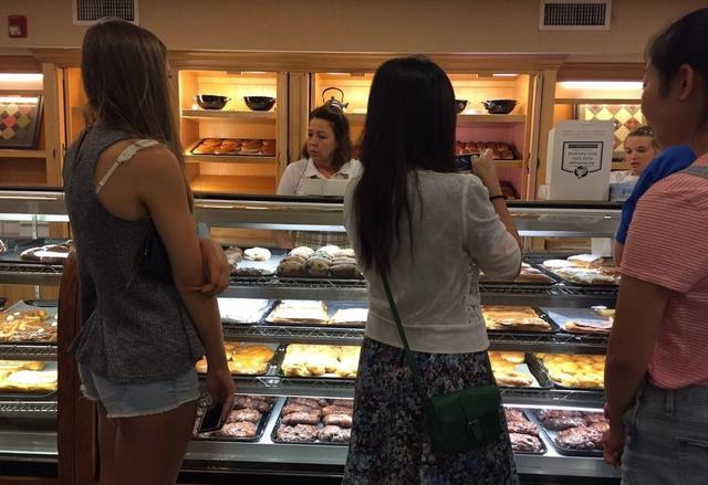 人都爱占便宜,尤其爱免费!那么商家如何利用“免费午餐”赚钱?