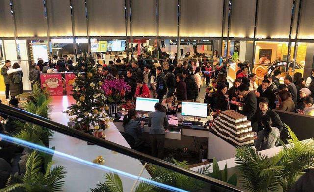 新开业餐厅9.9元吃牛蛙煲，当月收款125万，老板乐疯了