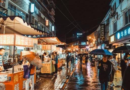 90后小伙夜市卖“稀罕小吃”,10元1份,1天卖100份,味道美极了