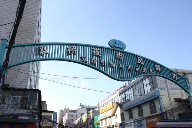 昆明最大的夜市—双桥夜市，这里各种美食小吃，美女也很多