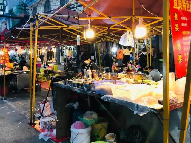 昆明最大的夜市—双桥夜市，这里各种美食小吃，美女也很多