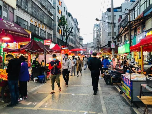 昆明最大的夜市—双桥夜市，这里各种美食小吃，美女也很多