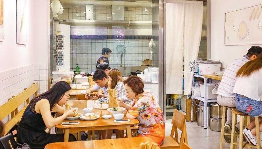 一家店铺两种生意！早餐店和烧烤店合作，一个月净赚2万多