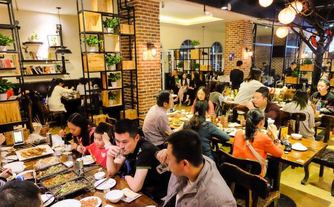 激烈竞争下,10平方米的小烧烤店通过社群营销,一个月赚20万