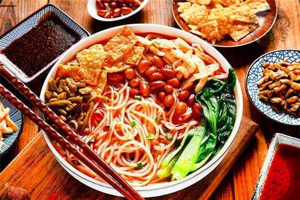 别做麻辣烫烧烤了,这4种夜市地摊小吃好吃易做竞争小,不赚都难