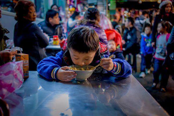 别做麻辣烫烧烤了,这4种夜市地摊小吃好吃易做竞争小,不赚都难