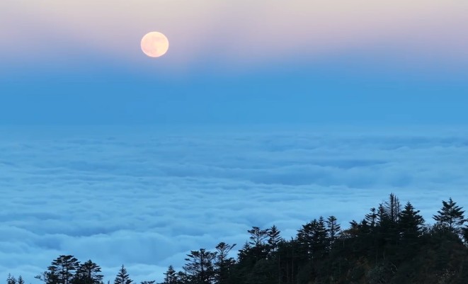 超级月亮与云海同框氛围感拉满，满月与月球几乎重合