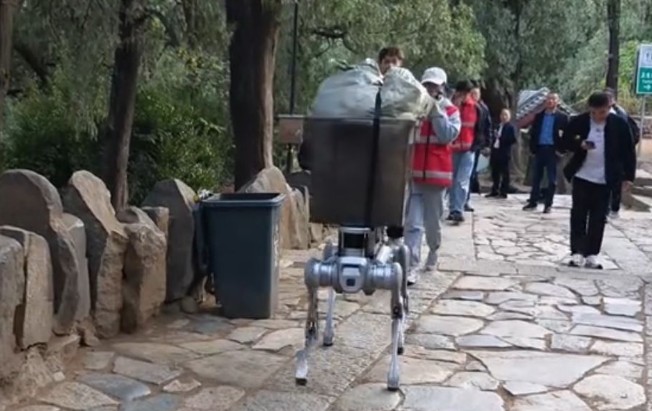 游客登泰山偶遇机器狗驮运重物，挑山工背叛下岗