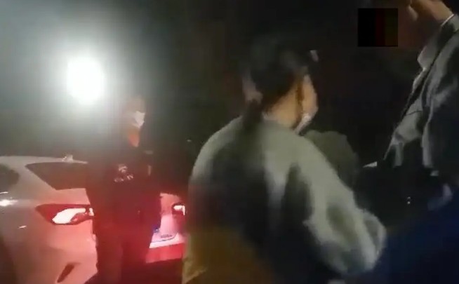 贩婴现场夜间在车上成交14天男婴，丧尽天良用婴换钱