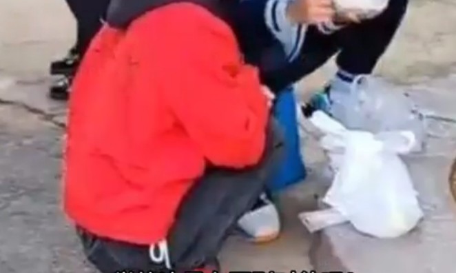 学生自带饭要蹲教室外吃官方回应，学生自行选择就餐地点