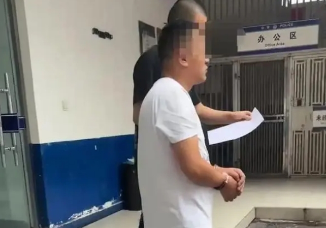 女主播拒绝搭讪后被撞，警方速擒肇事者严惩不贷！