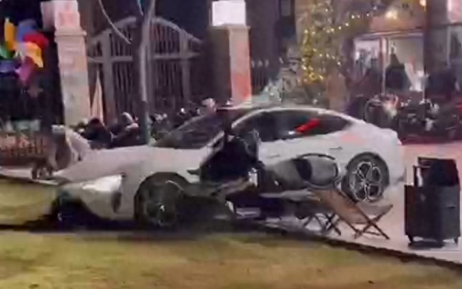 男子开小米SU7冲撞摩托车 警方通报，因口角升级发生冲突