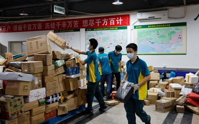 高峰期提前 快递小哥奋战“双11”，物流提高派送效率