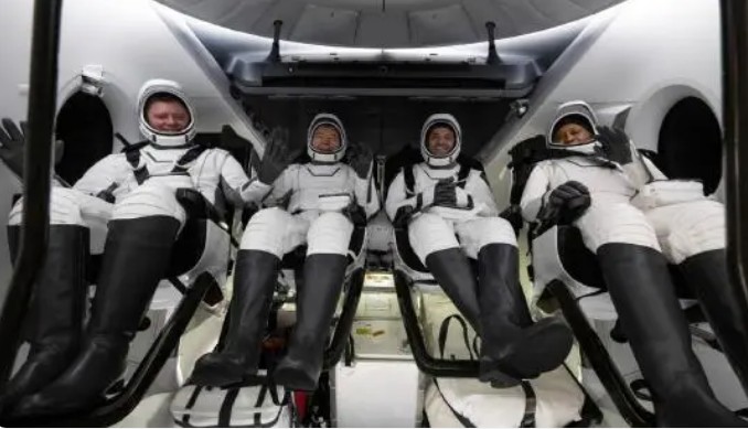 SpaceX带回4名滞留宇航员，在国际空间站度过232天