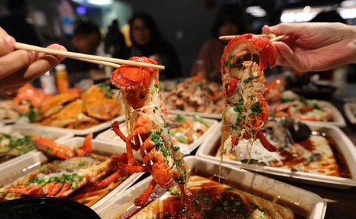 明亏暗赚的套路!海鲜餐厅158元海鲜免费送,老板反而赚了200万