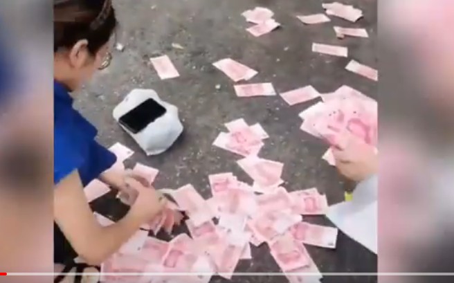 警方回应：男子取钱当街抛撒，金额或达万元