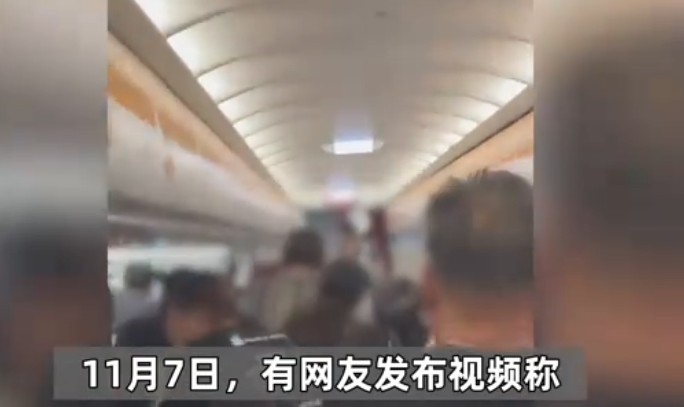 女子大闹航班殴打空少叫嚣有背景，因小桌板引起