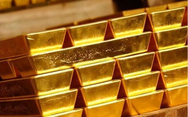 男子赶在金价下跌前出售6根金条，创五个月单日最大跌幅