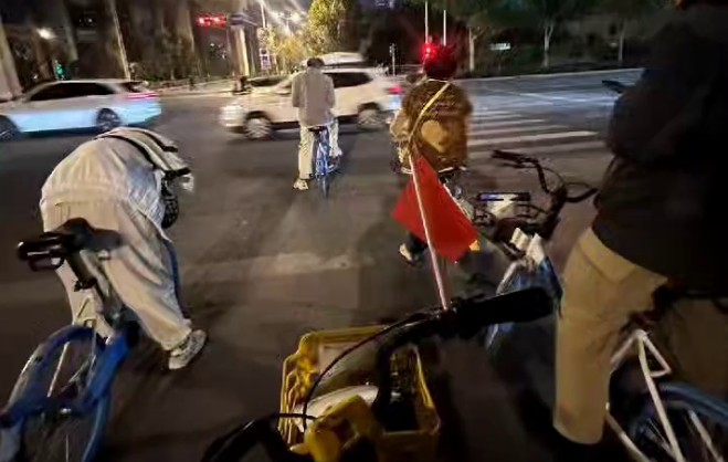 大学生夜骑的风刮到了济南，青春就该勇敢尝试