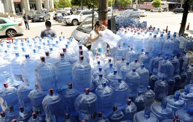 桶装水免费喝一年，顾客占了大便宜，厂家也年赚千万，谁亏了？