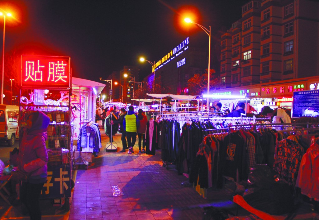 地摊经济大火,小伙摆摊一晚收入1000元, 赚钱的方法都在这里了