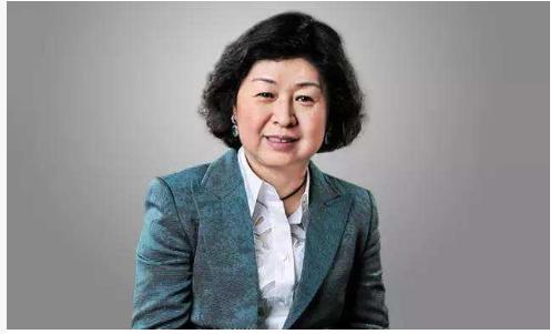 中国第一位女首富：曾在街头捡垃圾，如今身价高达420亿
