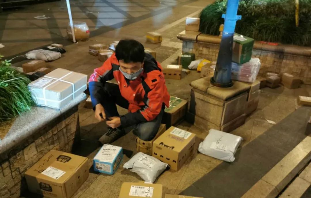 杭州百世快递网点:1人干16人的活,7天派件4千票