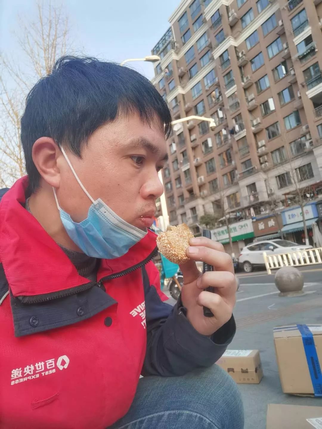 杭州百世快递网点:1人干16人的活,7天派件4千票