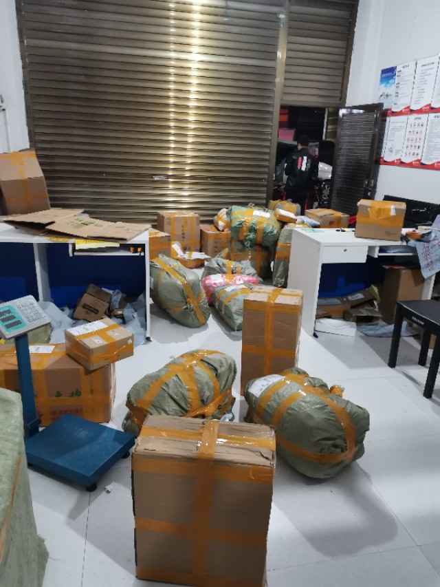 快递员一个月能拿多少工资?快递小哥说出了心里话!