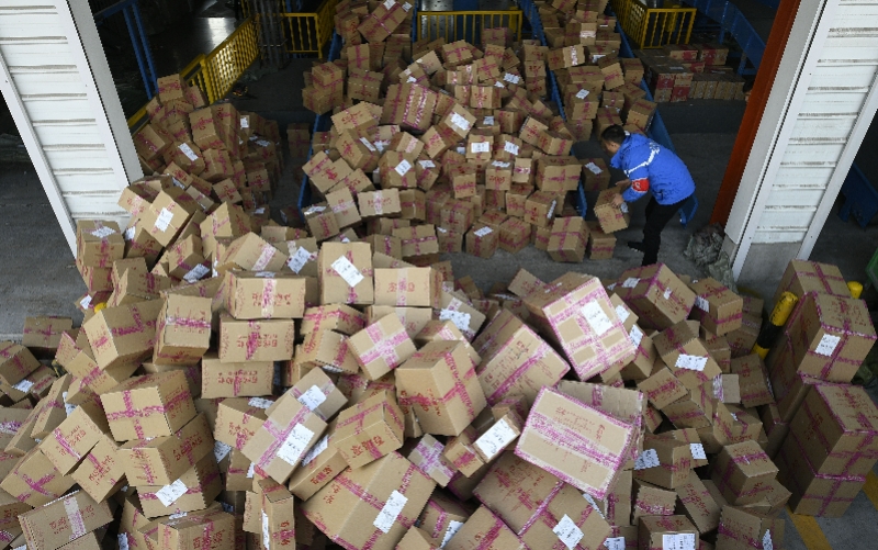 保价费收费标准是0.5%,快递员却收了3%,账单也查无此项?