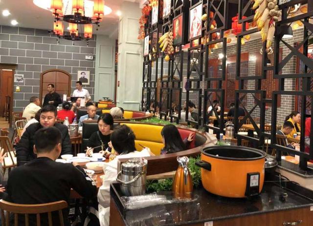 对不起!您前面还有397桌,这家餐厅使用一招,顾客排队绵绵不绝