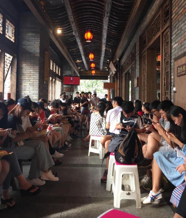 对不起!您前面还有397桌,这家餐厅使用一招,顾客排队绵绵不绝