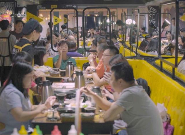 对不起!您前面还有397桌,这家餐厅使用一招,顾客排队绵绵不绝