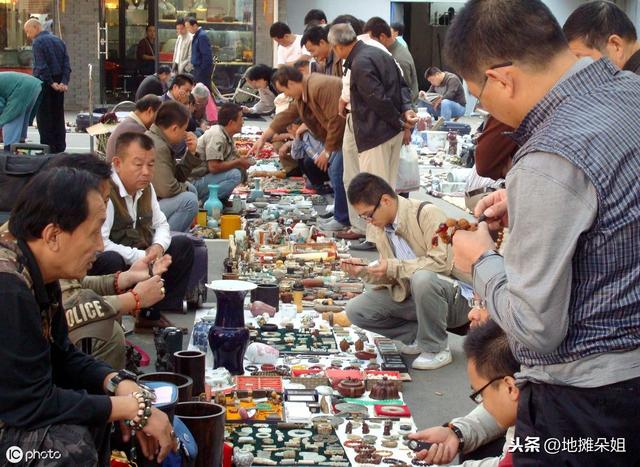 适合女生摆地摊的产品有哪些?选择这几种产品,赚钱不是难事