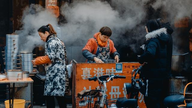 摆摊的小项目,利润高又好卖,一月赚2万多