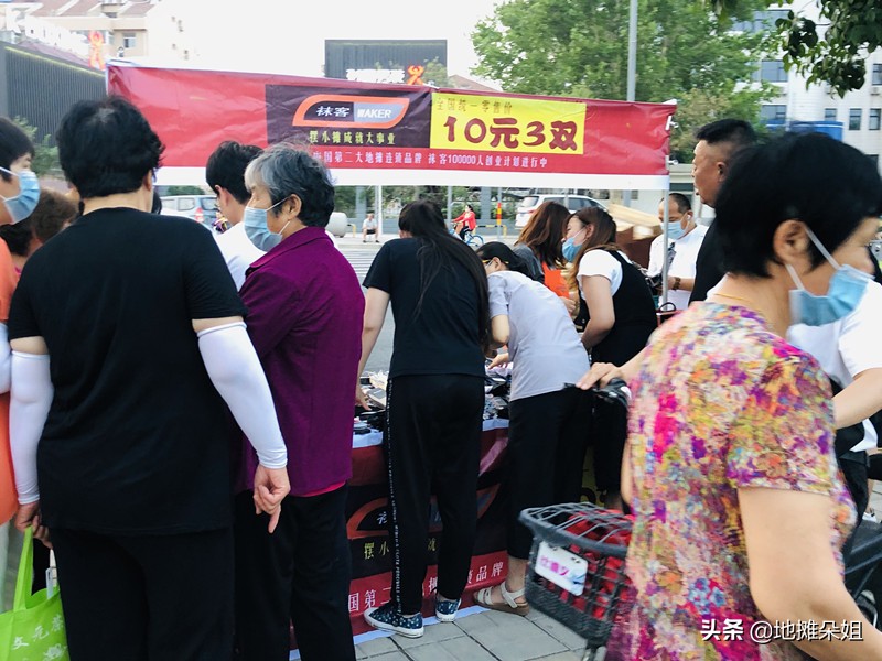 摆地摊卖什么最火，轻松月入上万的10个地摊小生意