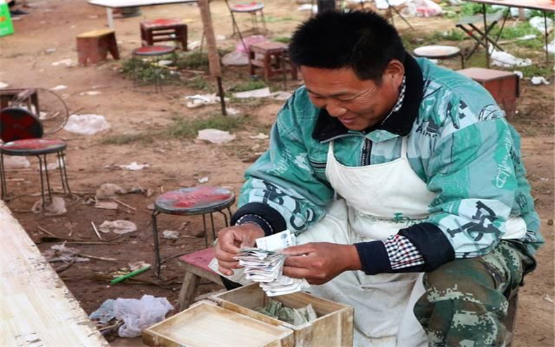 49岁的人不想打工,在农村做哪些小生意,一年能收入三五万元?