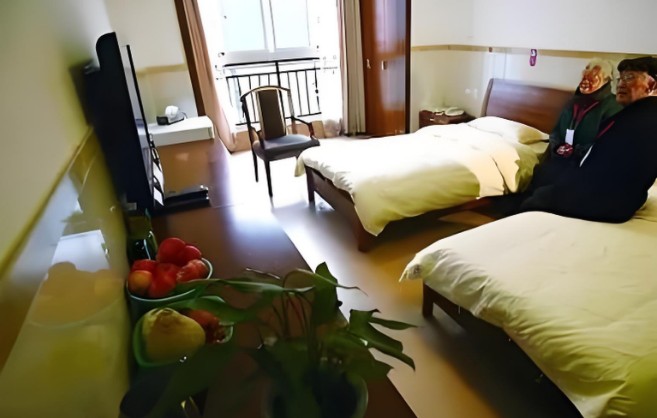 酒店养老之惑两年半花费将近40万元,高龄母子为何选择长住酒店