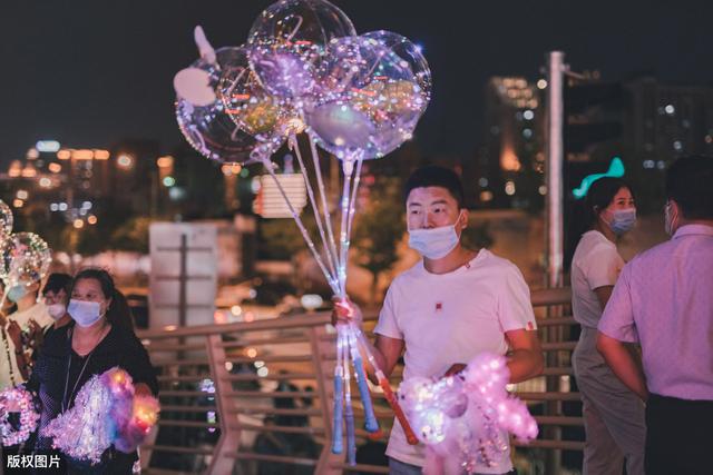 要去摆地摊了,卖点什么好呢?这些地摊货更易赚钱